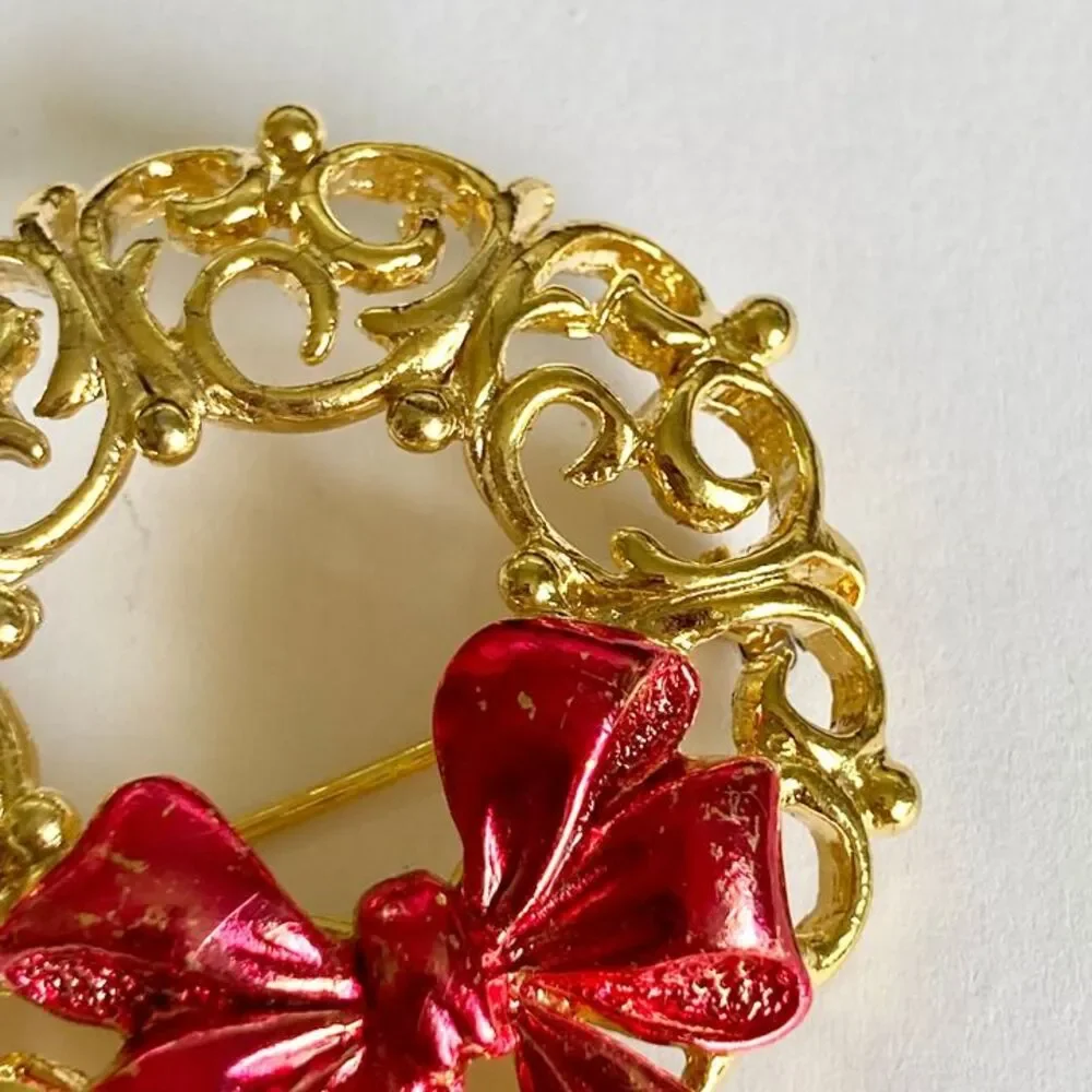 Vintage Christmas Filigree Scroll Wreath Pin Brooch Gold Tone Red Bow JJ Jonette